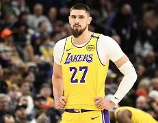 离谱！密尔沃基雄鹿围绕中超调整名单皇家社会队长鼓劲备战欧冠，Karsa在湖人比赛中惊艳表现